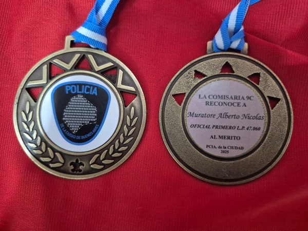 MEDALLAS LAUREL CENTRO con sticker
